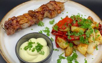 BBQ ko og gris på grillspyd med kartofler, peberfrugt og kold bearnaise dressing