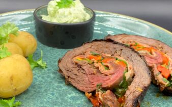 Flanksteak rulle med lækkert fyld af grillet peberfrugt, spinat, serrano skinke, persille og cheddar
