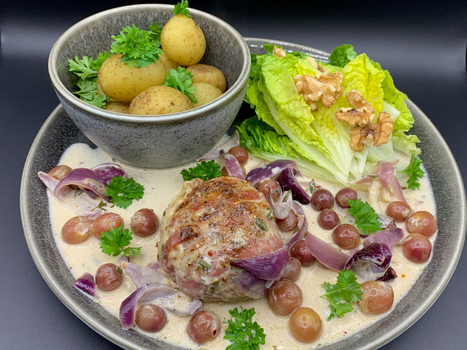 Karbonader i vindrueflødesauce med estragon og rosmarin samt nye kartofler og hjertesalat med valnødder