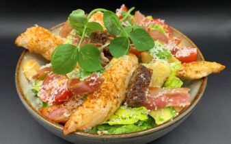 Cæsar salat deluxe med kylling, bacon, avokado, hjertesalat, parmesan og hjemmelavet brødcrouton mix