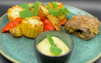Mini flanksteak ruller med grillede majskolber, kartofler og rød peber