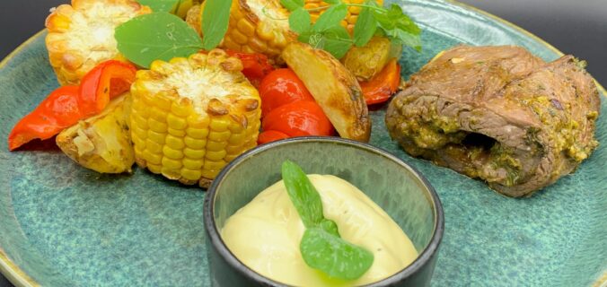 Mini flanksteak ruller med grillede majskolber, kartofler og rød peber