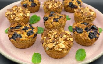 Bagte havregrøds muffins med æble, blåbær og mandler