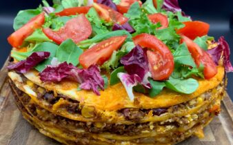 Tortilla lasagne med hakket oksekød, salsa, jalapenos og cheddar