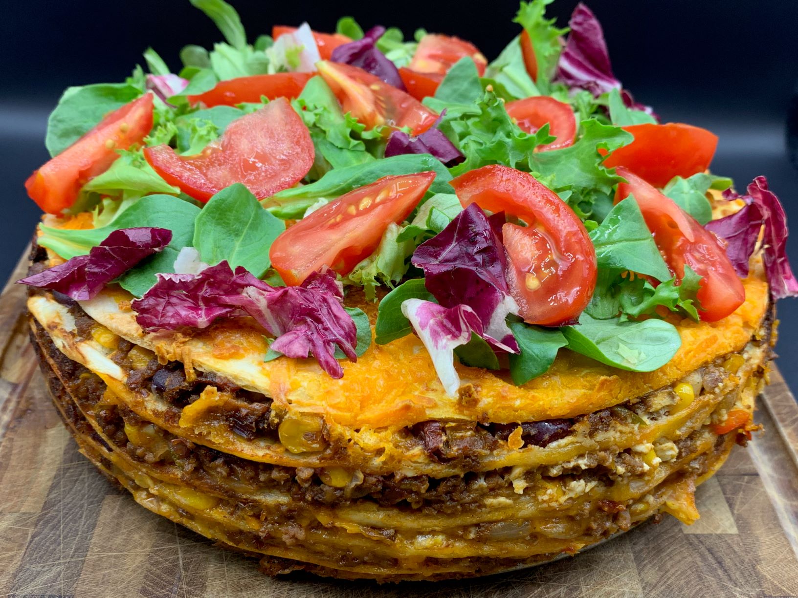 Tortilla lasagne med hakket oksekød, salsa, jalapenos og cheddar