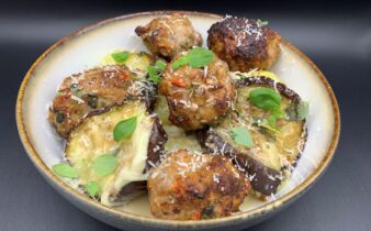 Aubergine, mozzarella og kartoffel tærte med kødboller