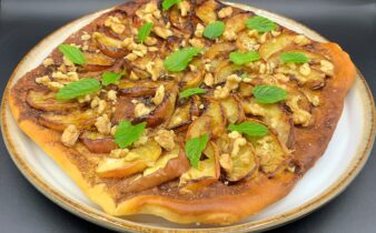 Nem dessert pizza med æbler, kanel, valnødder og mynte