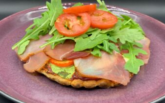 Lynhurtig og nem fladbrøds pizza med spinat, røget skinke, mozzarella og rucola