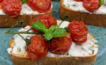 Bruschetta med ricotta creme og bagte tomater