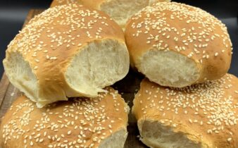 Bløde og luftige burgerboller med sesam