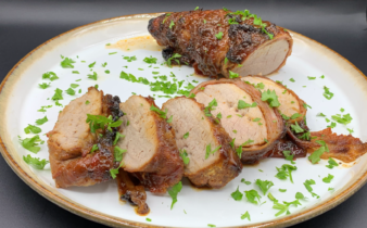 Sennepsglaseret svinemørbrad med bacon