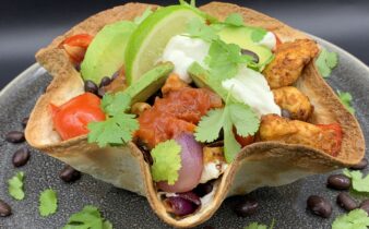 Hjemmelavet tortilla kurv med mexicansk kylling, grønt og sorte bønner