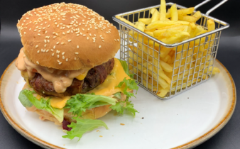 Bacon cheese burger med hjemmelavet sauce a la Big Mac