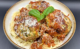 Squash ”meatballs” med tomatsauce og pasta