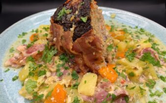 One pot farsbrød med kartofler, gulerødder, porrer og bacon