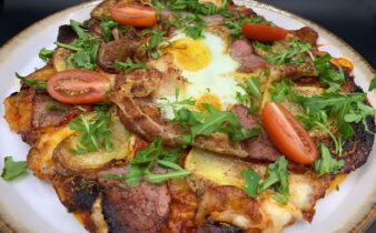 Pizza med røget mørbrad, kartofler, bacon og spejlæg
