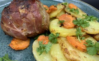 Bacon farsbomber med kartofler og gulerødder