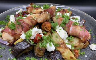 Græsk inspireret kylling med bacon, aubergine, tomat, kartofler og feta