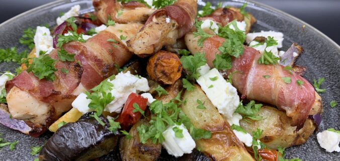 Græsk inspireret kylling med bacon, aubergine, tomat, kartofler og feta