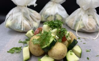Små kartoffelpakker med squash, tomat, hvidløg og persille