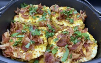 Hawaii kylling i fad med spidskål, bacon og frisk ananas