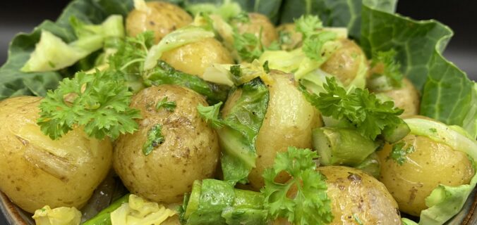 Nye små kartofler, spidskål og asparges i fad