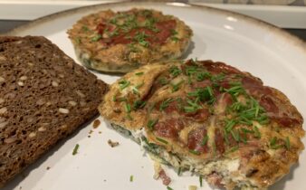 Små frokost æggekager med spinat, tomat og parmaskinke