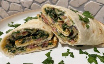 Morgenmads tortilla med spinat, skinke og æg