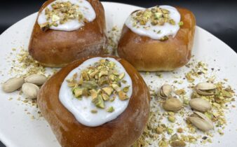 Fastelavnsboller med lemon curd og pistacienødder