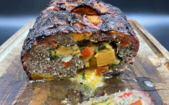 Okse farsbrød med søde kartofler, spinat, rød peber, cheddar og bacon