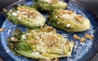 Grillet hjertesalat med parmesan og valnødder