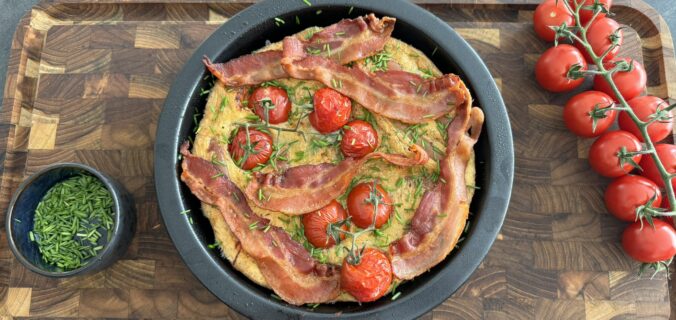 Brunch omelet med pølser og bacon